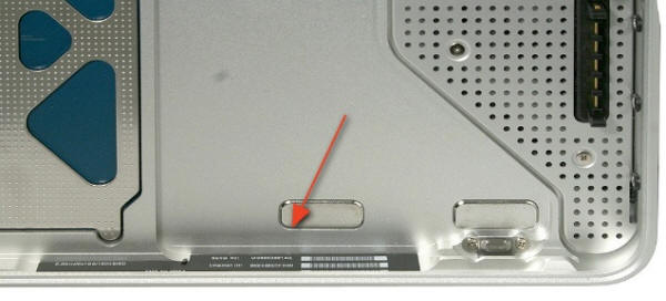 Posizione del numero di serie sulla parete anteriore del comparto della batteria